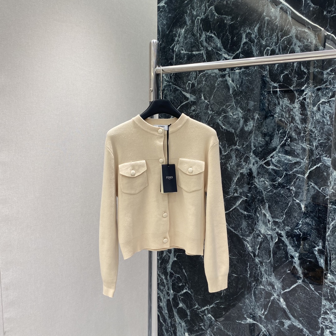 FD 25秋冬新款 圆领针织开衫 圆领+对称口袋设计 细节感满满 后背品牌字母图案 纽扣也很精致~廓形剪