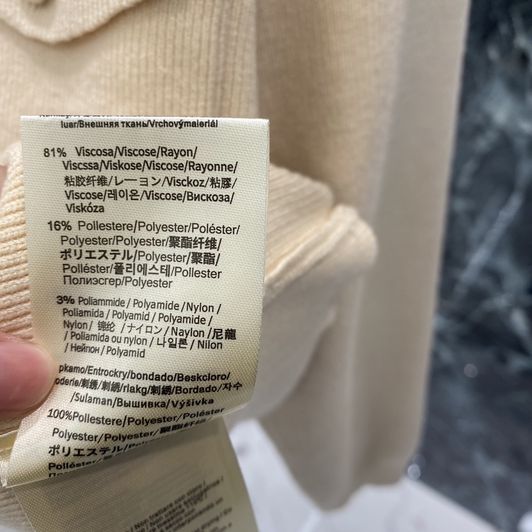 FD 25秋冬新款 圆领针织开衫 圆领+对称口袋设计 细节感满满 后背品牌字母图案 纽扣也很精致~廓形剪