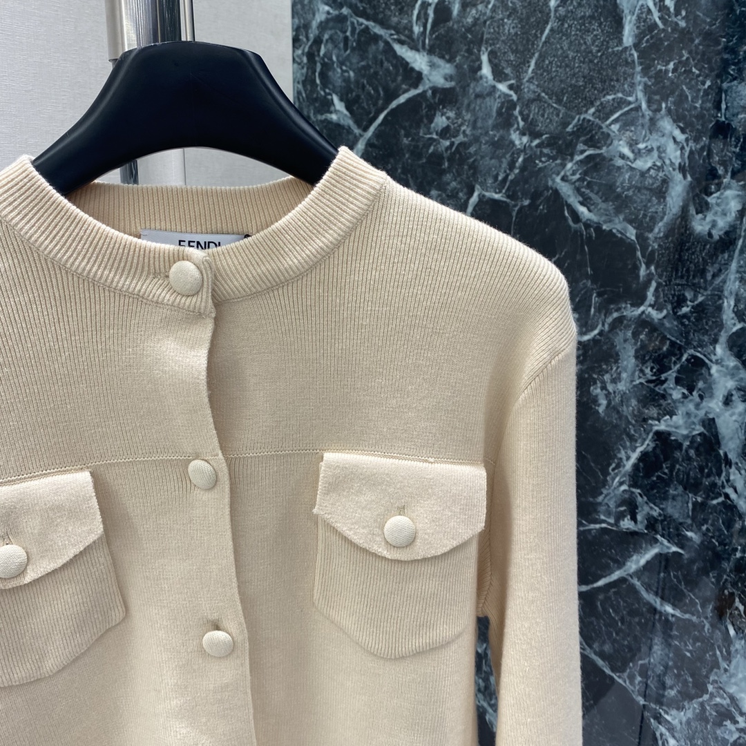 FD 25秋冬新款 圆领针织开衫 圆领+对称口袋设计 细节感满满 后背品牌字母图案 纽扣也很精致~廓形剪
