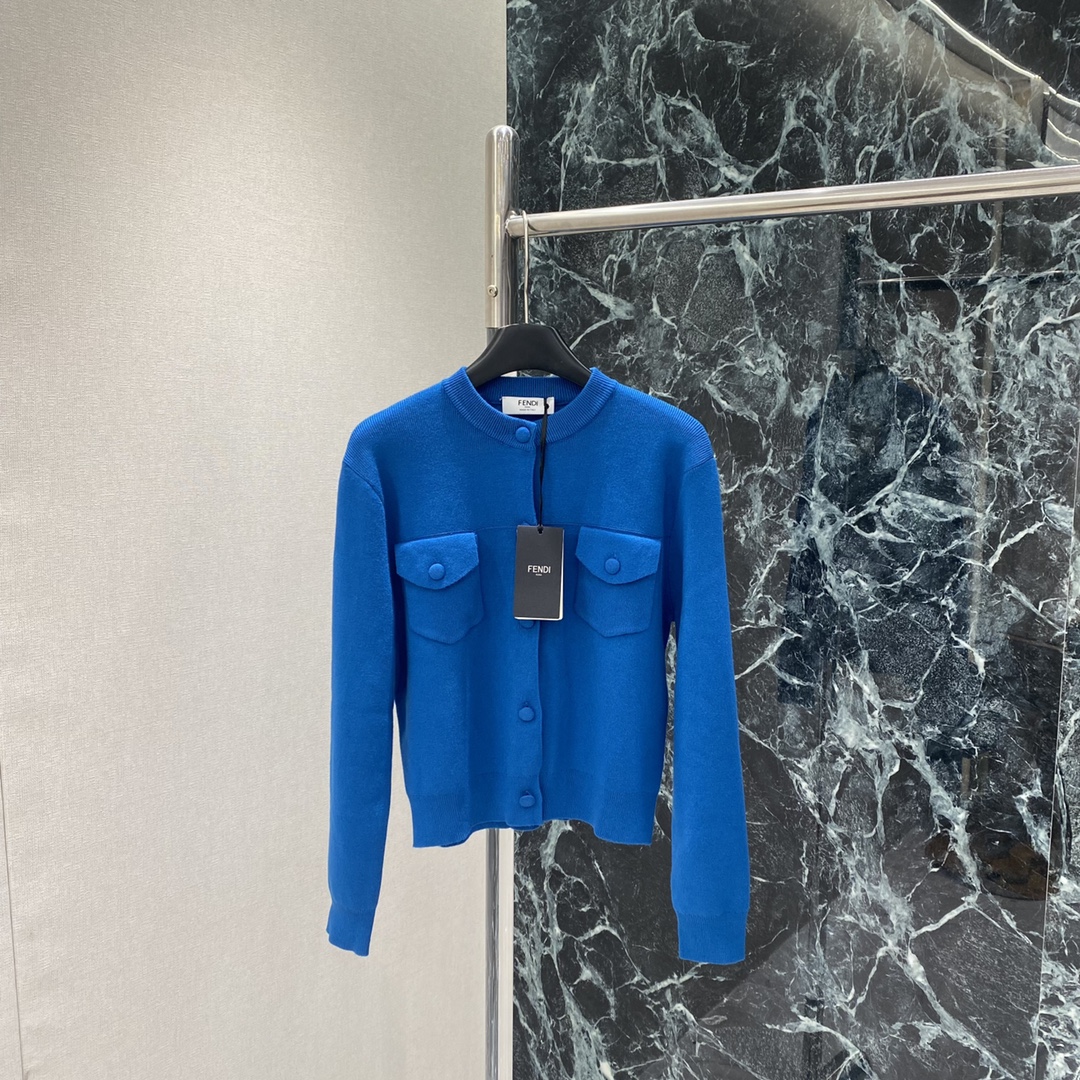 FD 25秋冬新款 圆领针织开衫 圆领+对称口袋设计 细节感满满 后背品牌字母图案 纽扣也很精致~廓形剪