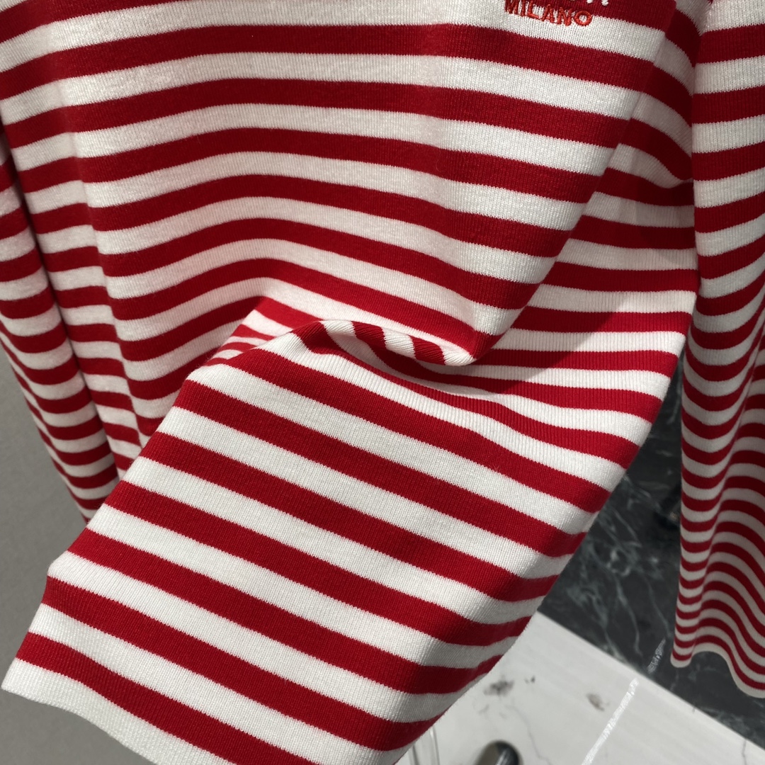 PD 25秋冬新款 条纹针织衫 圆领+肩部纽扣设计 细节满分胸前品牌字母刺绣 品牌感十足 日常或轻奢场合