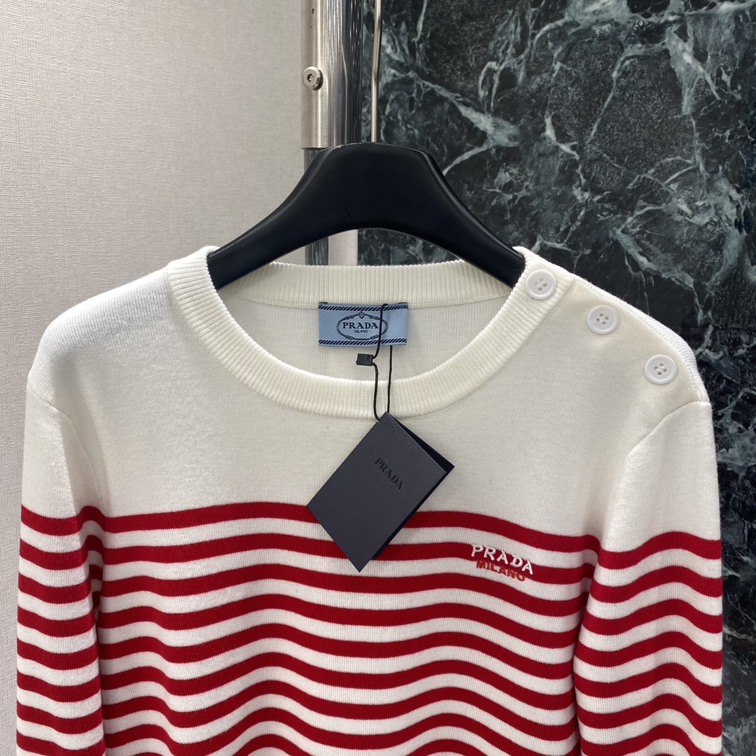 PD 25秋冬新款 条纹针织衫 圆领+肩部纽扣设计 细节满分胸前品牌字母刺绣 品牌感十足 日常或轻奢场合