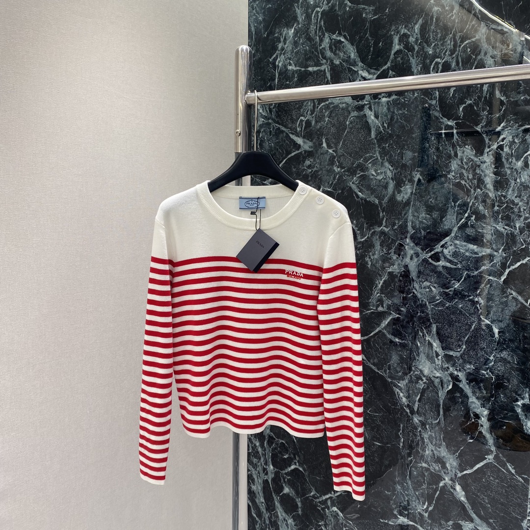 PD 25秋冬新款 条纹针织衫 圆领+肩部纽扣设计 细节满分胸前品牌字母刺绣 品牌感十足 日常或轻奢场合