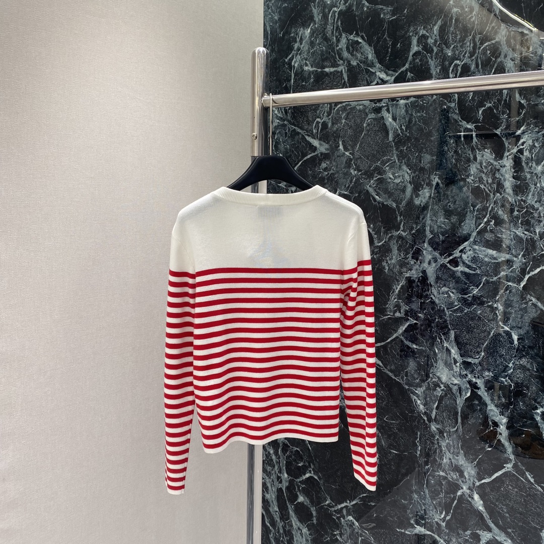 PD 25秋冬新款 条纹针织衫 圆领+肩部纽扣设计 细节满分胸前品牌字母刺绣 品牌感十足 日常或轻奢场合