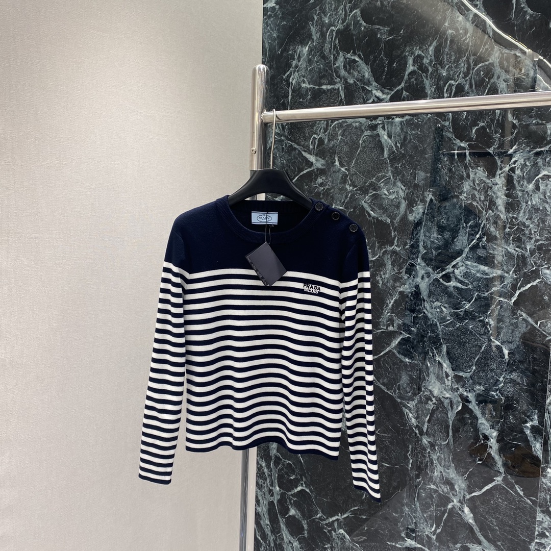 PD 25秋冬新款 条纹针织衫 圆领+肩部纽扣设计 细节满分胸前品牌字母刺绣 品牌感十足 日常或轻奢场合