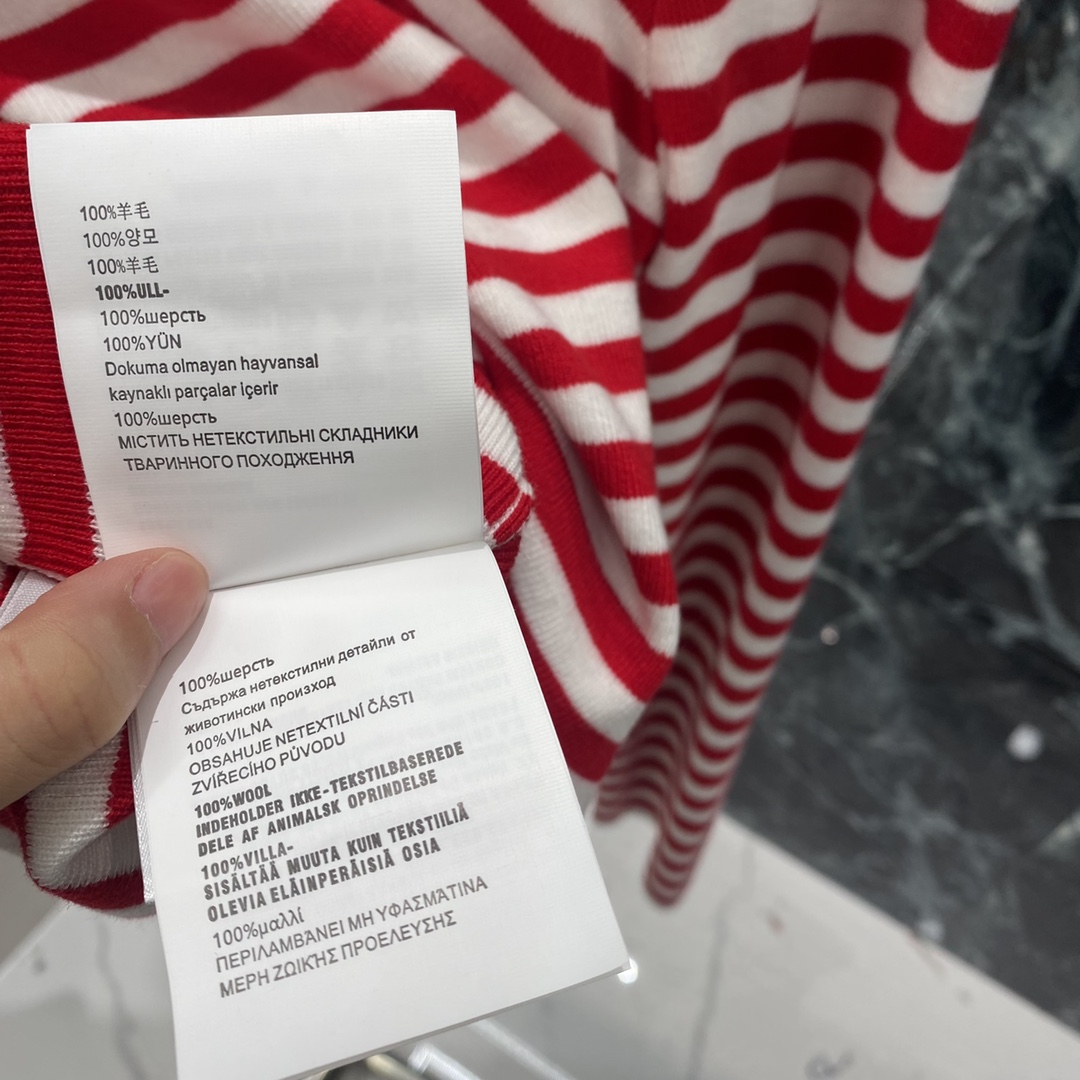 PD 25秋冬新款 条纹针织衫 圆领+肩部纽扣设计 细节满分胸前品牌字母刺绣 品牌感十足 日常或轻奢场合