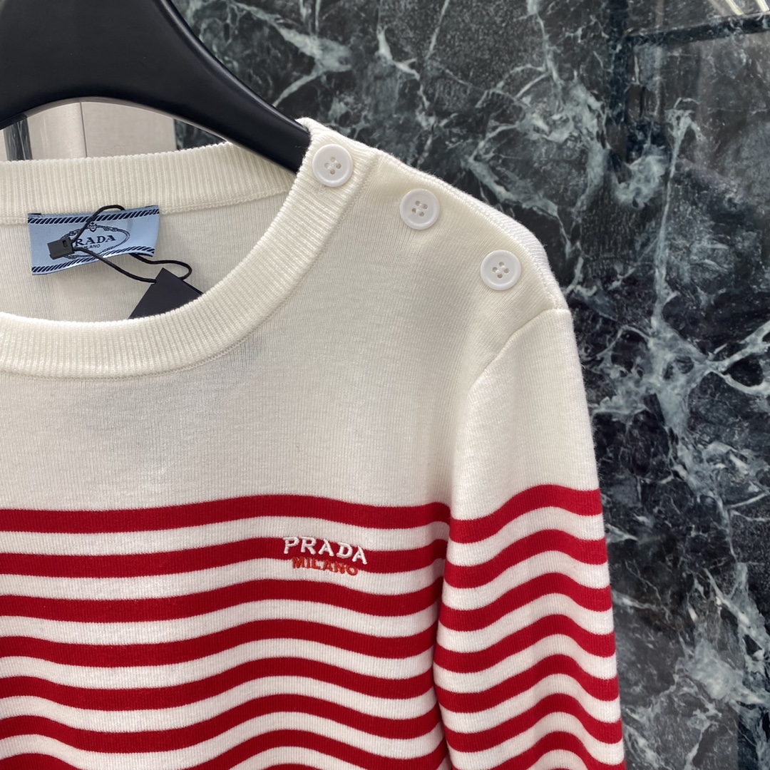 PD 25秋冬新款 条纹针织衫 圆领+肩部纽扣设计 细节满分胸前品牌字母刺绣 品牌感十足 日常或轻奢场合