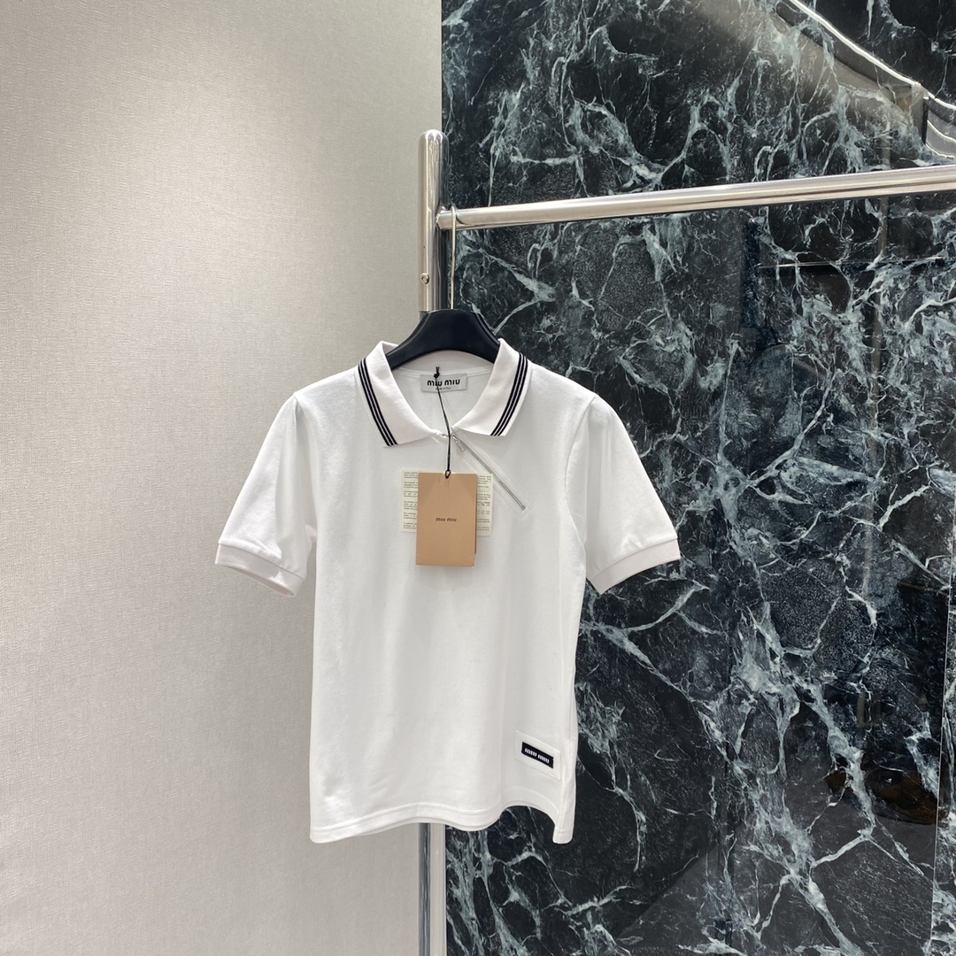 NO:661769,Miu 25 new autumn and winter style oblique zipper Polo shirt. Oblique zipper design on the hem with brand letter micro-marking details. Classic Polo collar with modern elements. It can be easily used for daily commuting or leisure. It goes well with jeans and skirts. This piece is simple and recognizable, a must-have for fashionable girls! One color SML, Miu Miu-clothing, miumiu, skirts, jeans,  19860909Miu 25秋冬新款 斜拉链Polo衫 斜拉链设计下摆品牌字母微标细节满分 经典 Polo领搭配现代元素 日常通勤或休闲都能轻松驾驭,搭配牛仔裤,半裙都很OK 这件单品简约又有辨识度,时髦女孩必入!一个色SML,缪缪-服装,miumiu,skirts,jeans, ,Women's clothing