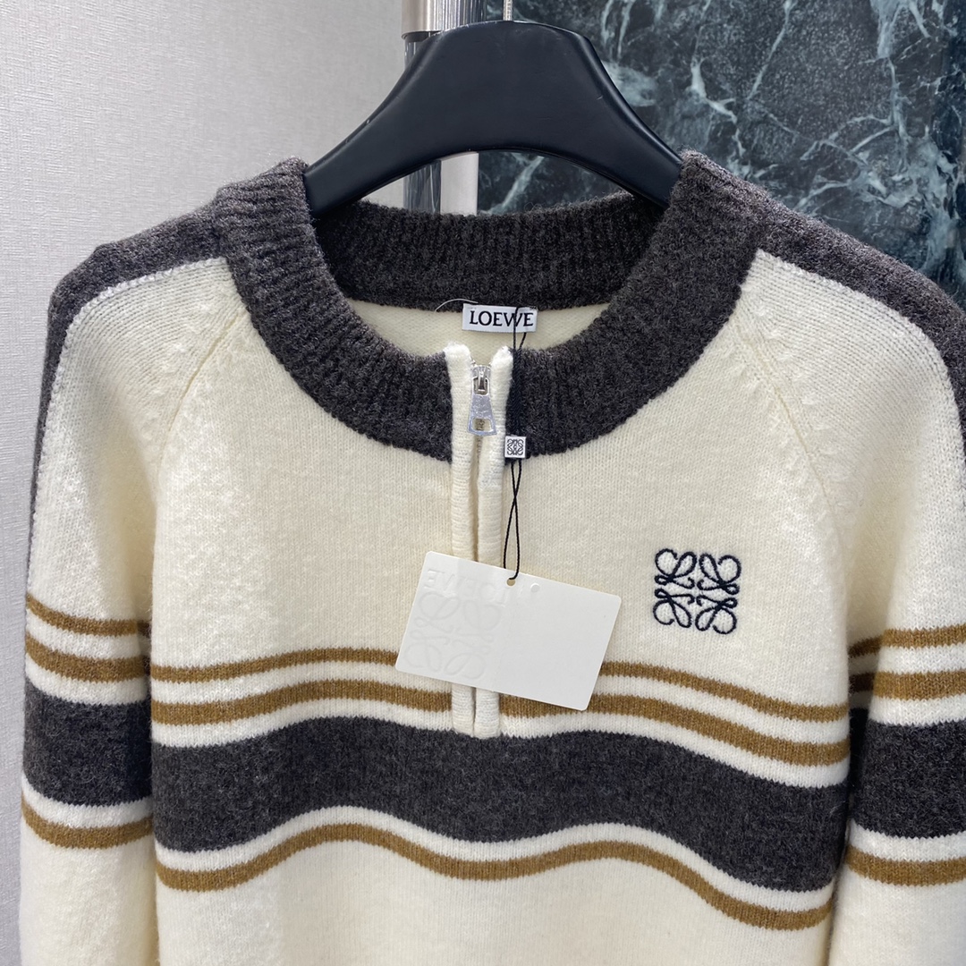 罗意威 25秋冬新款 条纹针织衫 撞色条纹设计 简约又有层次感 半拉链设计方便穿脱 胸前品牌刺绣超有辨识