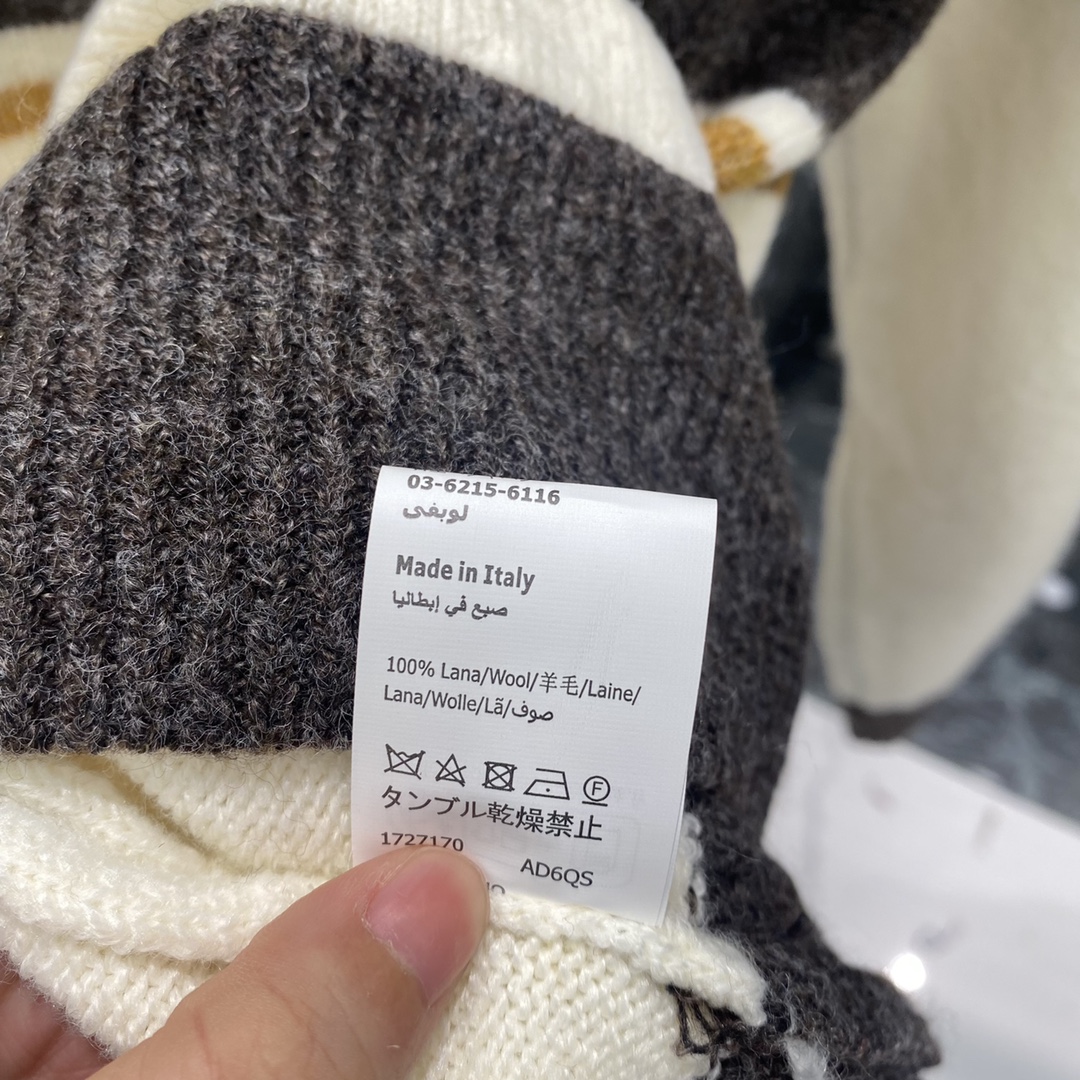 罗意威 25秋冬新款 条纹针织衫 撞色条纹设计 简约又有层次感 半拉链设计方便穿脱 胸前品牌刺绣超有辨识