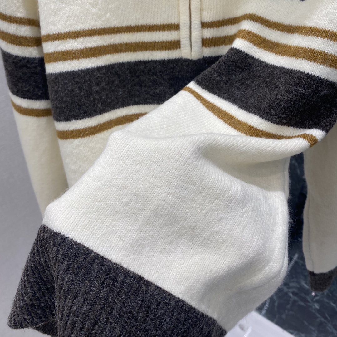 罗意威 25秋冬新款 条纹针织衫 撞色条纹设计 简约又有层次感 半拉链设计方便穿脱 胸前品牌刺绣超有辨识