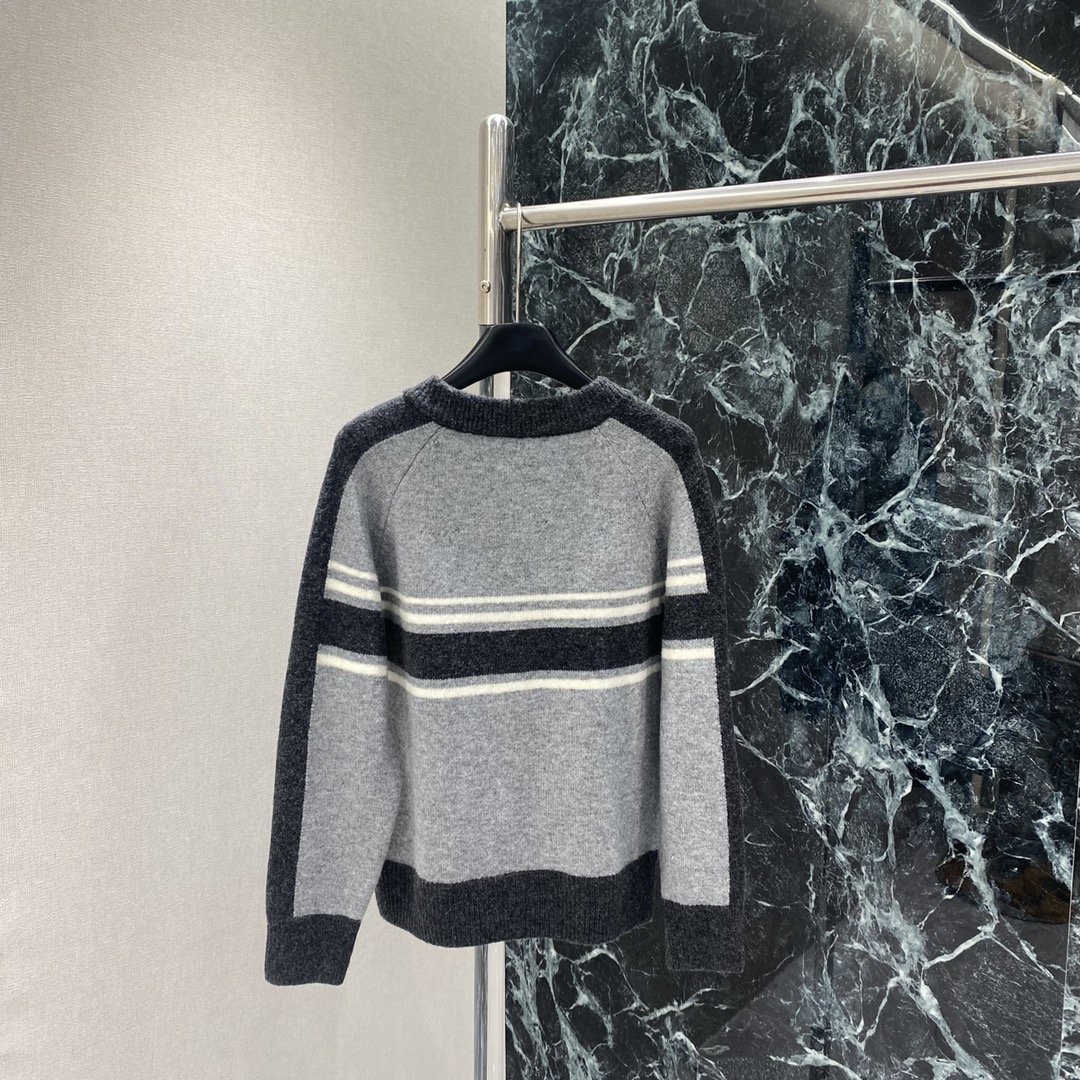 罗意威 25秋冬新款 条纹针织衫 撞色条纹设计 简约又有层次感 半拉链设计方便穿脱 胸前品牌刺绣超有辨识