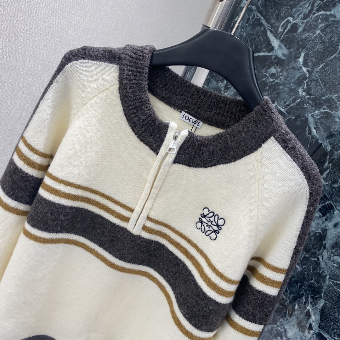 罗意威 25秋冬新款 条纹针织衫 撞色条纹设计 简约又有层次感 半拉链设计方便穿脱 胸前品牌刺绣超有辨识