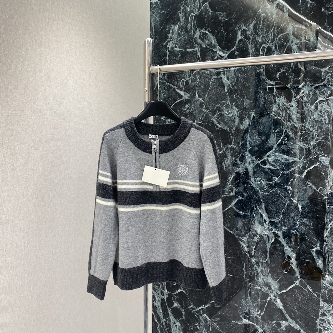 罗意威 25秋冬新款 条纹针织衫 撞色条纹设计 简约又有层次感 半拉链设计方便穿脱 胸前品牌刺绣超有辨识