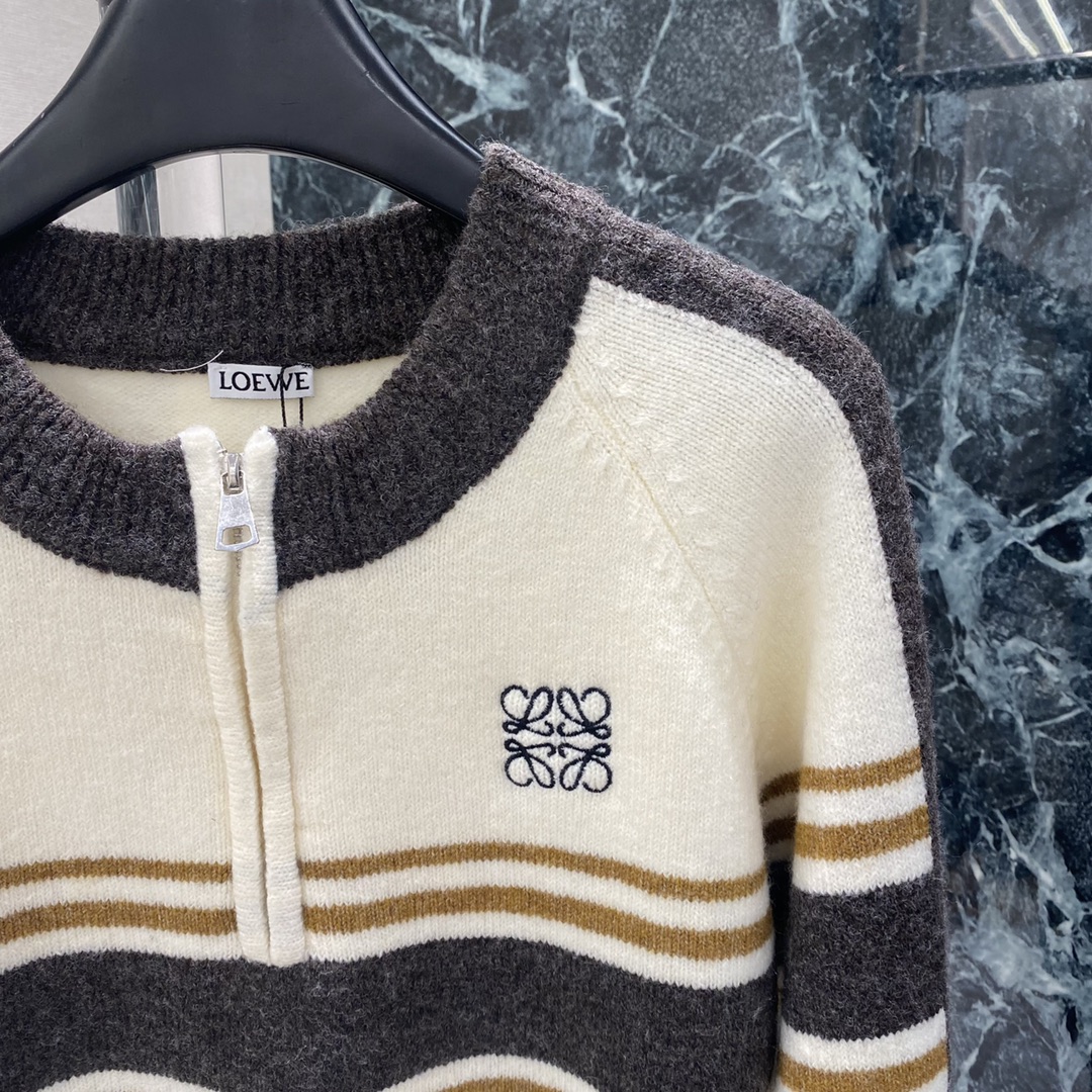 罗意威 25秋冬新款 条纹针织衫 撞色条纹设计 简约又有层次感 半拉链设计方便穿脱 胸前品牌刺绣超有辨识