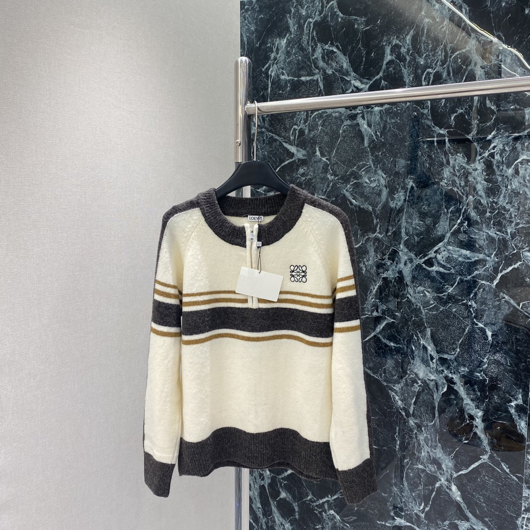 罗意威 25秋冬新款 条纹针织衫 撞色条纹设计 简约又有层次感 半拉链设计方便穿脱 胸前品牌刺绣超有辨识