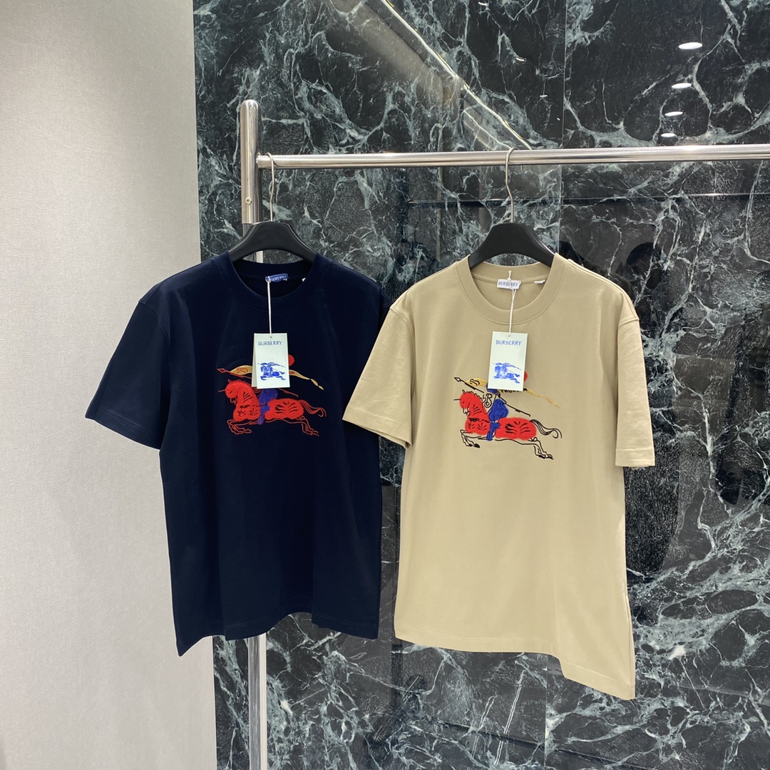 BBR 25秋冬新款 战马图案T恤 正面手绘骑士徽标+红色战马 节日氛围感满满 春夏单穿或叠搭都很OK 