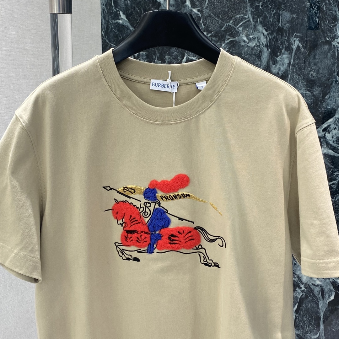 BBR 25秋冬新款 战马图案T恤 正面手绘骑士徽标+红色战马 节日氛围感满满 春夏单穿或叠搭都很OK 