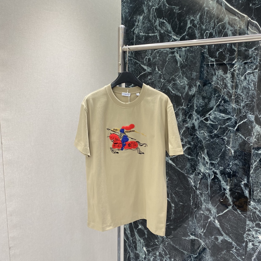BBR 25秋冬新款 战马图案T恤 正面手绘骑士徽标+红色战马 节日氛围感满满 春夏单穿或叠搭都很OK 