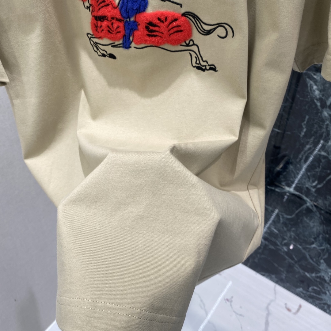 BBR 25秋冬新款 战马图案T恤 正面手绘骑士徽标+红色战马 节日氛围感满满 春夏单穿或叠搭都很OK 