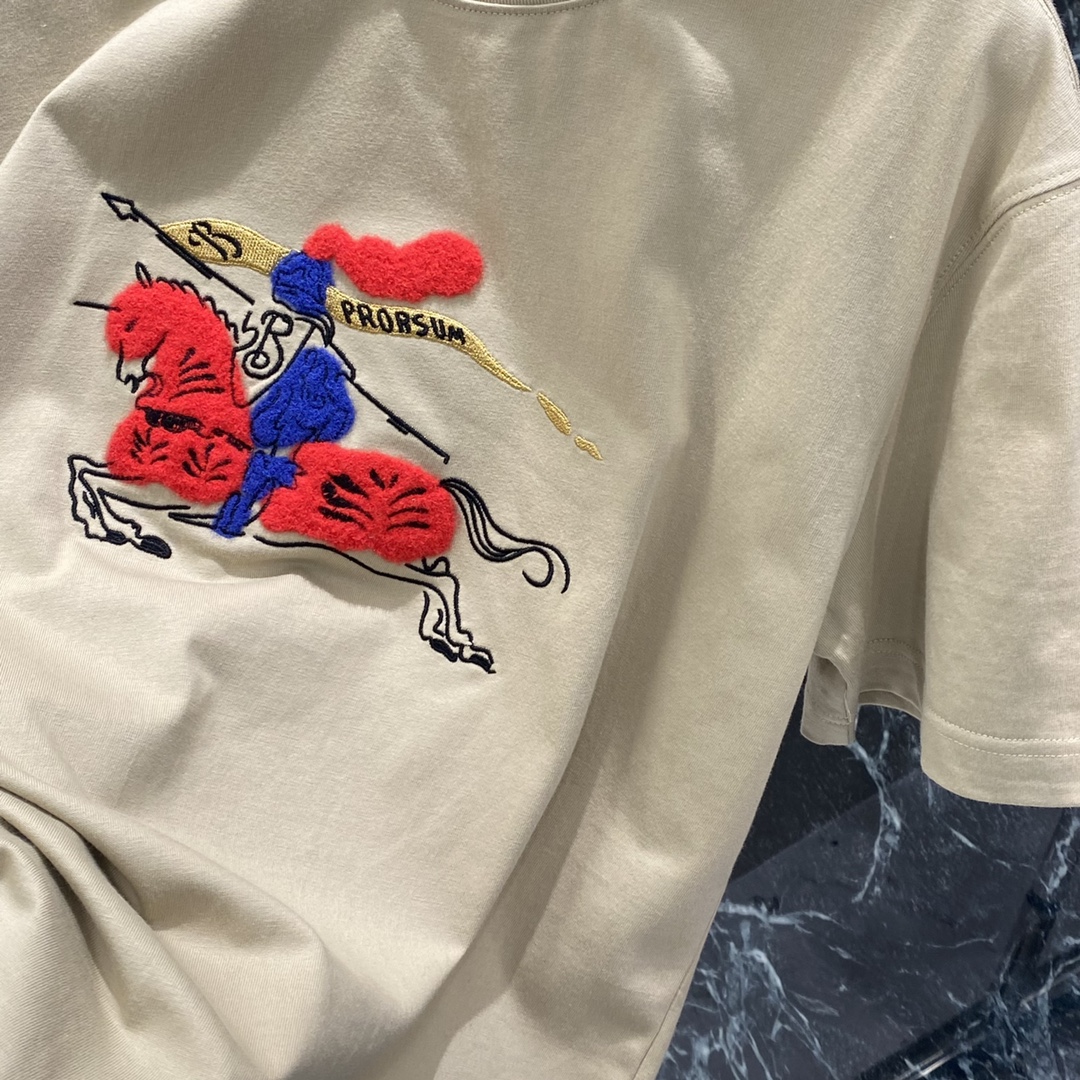 BBR 25秋冬新款 战马图案T恤 正面手绘骑士徽标+红色战马 节日氛围感满满 春夏单穿或叠搭都很OK 