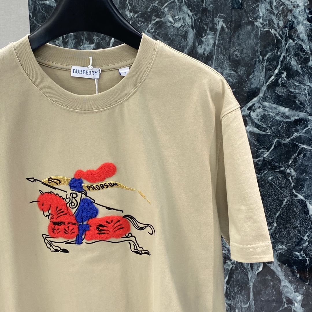 BBR 25秋冬新款 战马图案T恤 正面手绘骑士徽标+红色战马 节日氛围感满满 春夏单穿或叠搭都很OK 