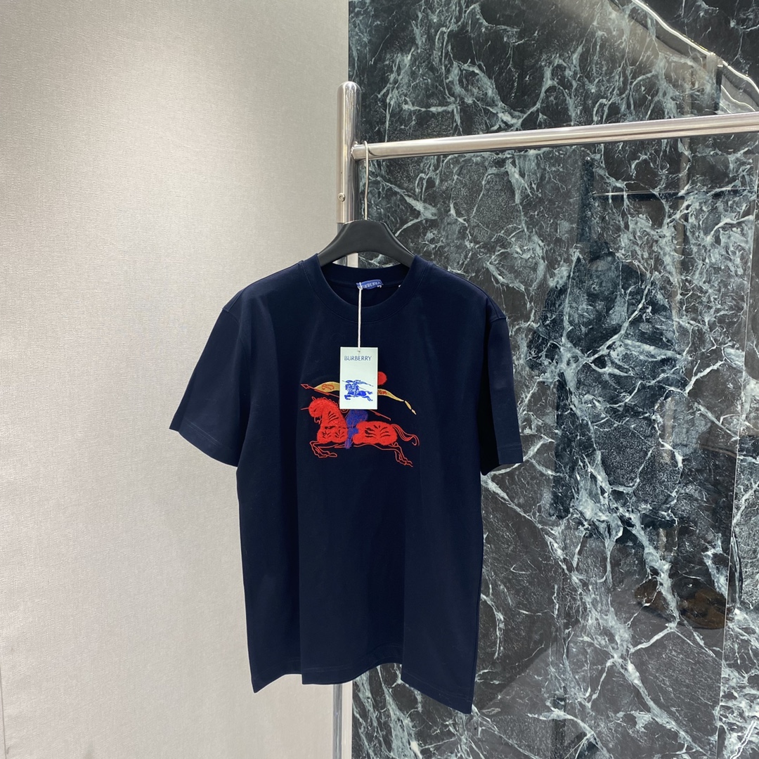 BBR 25秋冬新款 战马图案T恤 正面手绘骑士徽标+红色战马 节日氛围感满满 春夏单穿或叠搭都很OK 