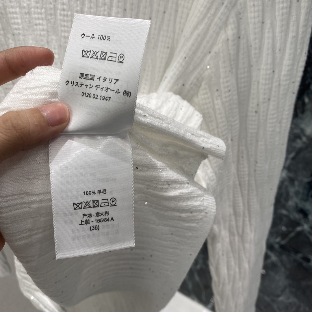 Ｄ家 15秋冬新款 亮片打底针织衫 胸前CD蜜蜂刺绣 辨识度满分 时尚感拉满 单穿或内搭都很OK 春秋季