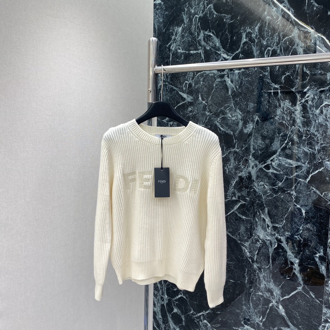 FD 25秋冬新款 刺绣字母针织毛衣 竖条纹设计➕胸前Logo刺绣 简约大气 辨识度满分 圆领百搭，单穿
