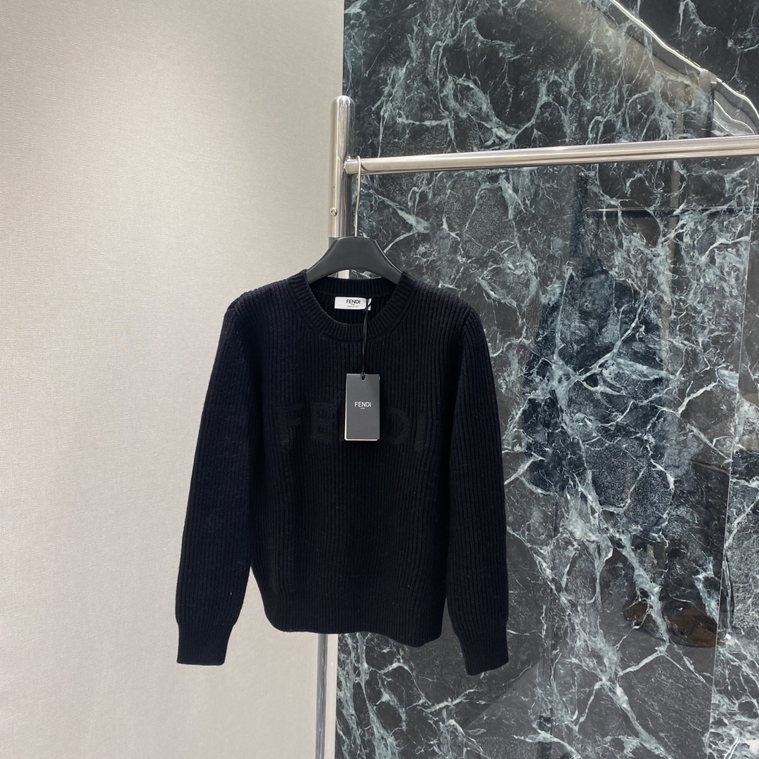 FD 25秋冬新款 刺绣字母针织毛衣 竖条纹设计➕胸前Logo刺绣 简约大气 辨识度满分 圆领百搭，单穿