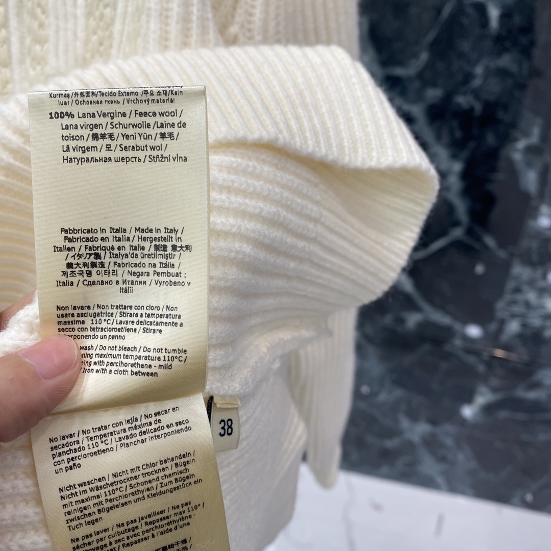 FD 25秋冬新款 刺绣字母针织毛衣 竖条纹设计➕胸前Logo刺绣 简约大气 辨识度满分 圆领百搭，单穿