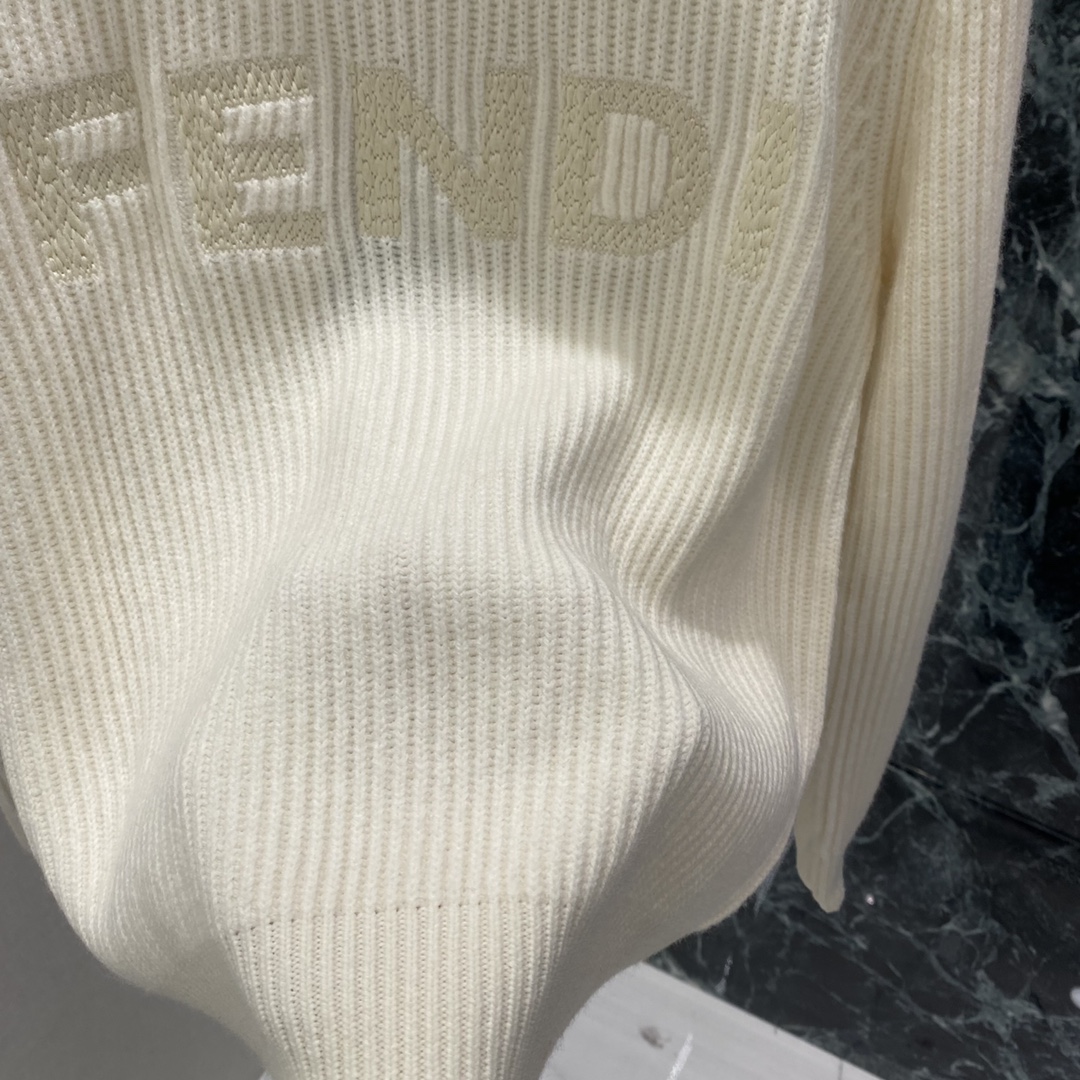 FD 25秋冬新款 刺绣字母针织毛衣 竖条纹设计➕胸前Logo刺绣 简约大气 辨识度满分 圆领百搭，单穿