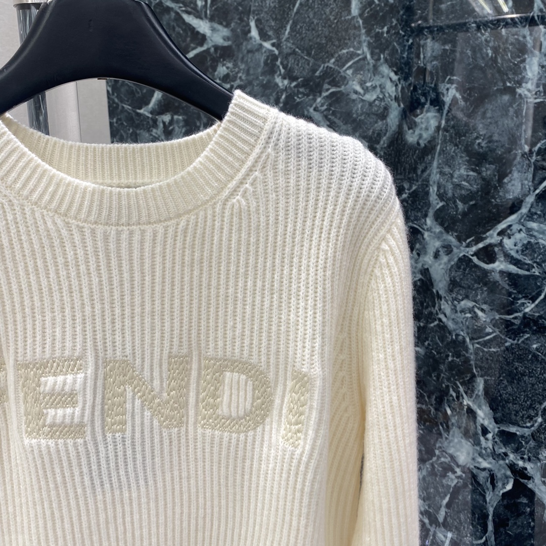 FD 25秋冬新款 刺绣字母针织毛衣 竖条纹设计➕胸前Logo刺绣 简约大气 辨识度满分 圆领百搭，单穿