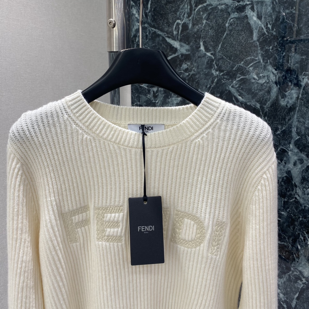 FD 25秋冬新款 刺绣字母针织毛衣 竖条纹设计➕胸前Logo刺绣 简约大气 辨识度满分 圆领百搭，单穿