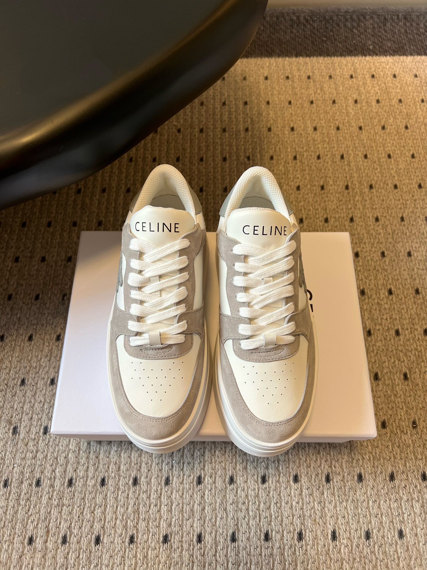NO:680974,The top version of Celine 25ss classic thick-soled sports shoes, white casual shoes, classic low-top sneaker silhouette, simple and neat lines, launched in three colors of pure white, beige color matching, and caramel color matching, taking into account the minimalist luxury and versatility; the tongue, upper, and shoelace straps are printed with the CELINE brand logo in many places.  The upper is mainly made of cow leather, with the beige model incorporating suede stitching. The rubber outsole is paired with a foam insole, which is soft to the foot and highly wear-resistant. The ankle is designed with a padded collar, and the upper has small ventilation holes. The 5mm low heel fits the foot shape and can remain comfortable for long walks. At the same time, the hollow details improve the breathability. The upper is made of cowhide/cow suede and the inner lining is original mesh. The rubber outsole is increased by 7cm in size.  :35-41 size (40.41 size customization is not returnable), casual shoes/sports shoes, celine, sneakers, cowhide19860909顶级版本 Celine 25ss经典款厚底运动鞋小白鞋休闲鞋 经典低帮板鞋轮廓,线条简约利落,推出纯白、米灰拼色、焦糖拼色三款配色,兼顾极简轻奢感与百搭性；鞋舌、鞋帮、鞋带袢带多处印有CELINE品牌标识. 鞋面以牛皮革为主,米灰款融入绒面革拼接,橡胶外底搭配泡棉内底,脚感柔软且耐磨性强.脚踝处做软垫鞋领设计,鞋面有细小透气孔,5mm低鞋跟贴合脚型,长时间行走也能保持舒适,同时镂空细节提升了透气性. 鞋面头层牛皮/牛反绒 内里原版网布 大底橡胶大底 增高7cm size :35-41码（40.41码定制不退换）,休闲鞋/运动鞋,celine,sneakers,cowhide,Women's Shoes