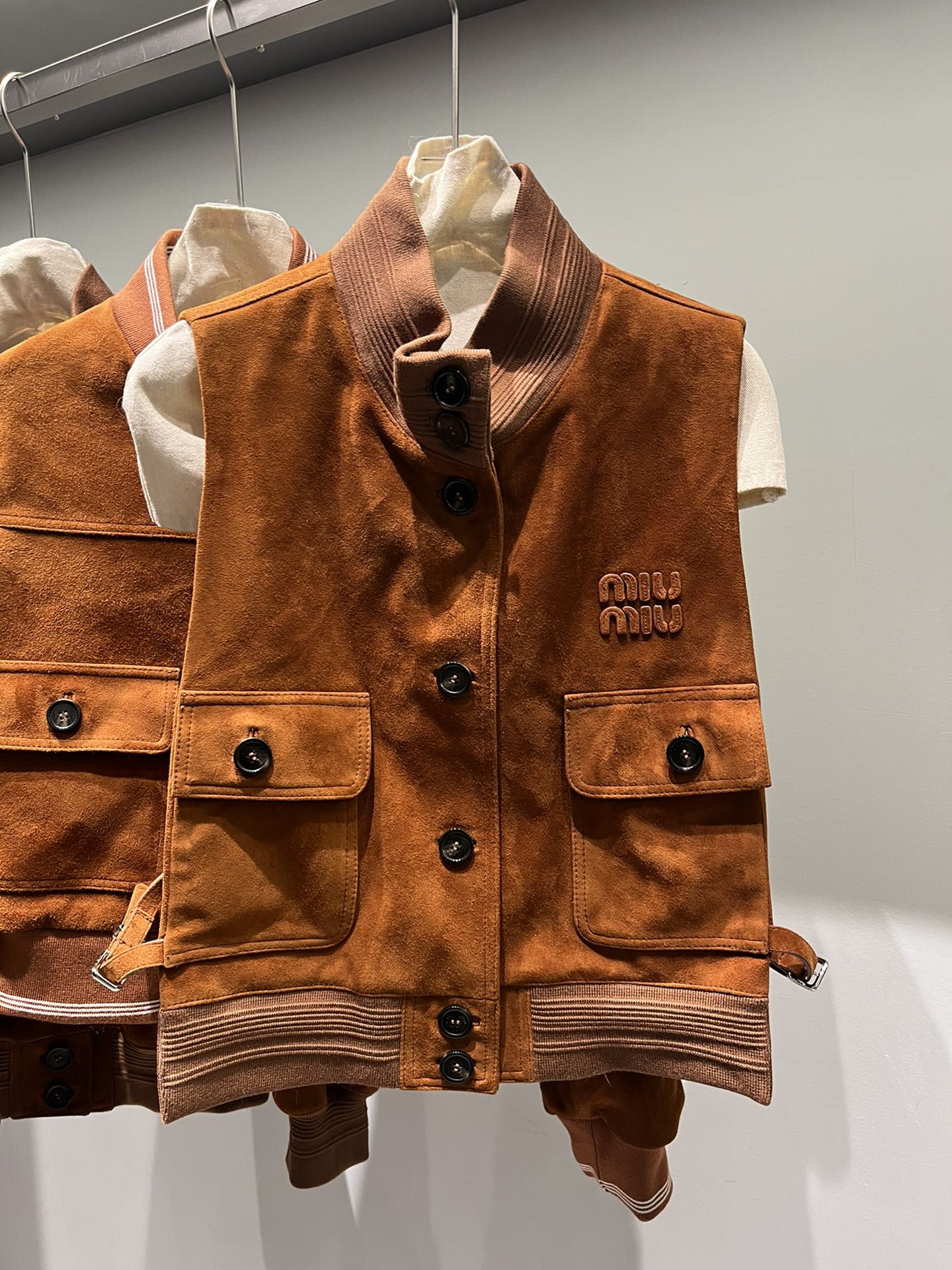 NO:785858,The vest, horn buckle with logo, the hardware is also custom-made with logo, the letters and loops have oil edges, the same effect as the counter, very exquisite, Miu Miu-clothing,19860909马甲,牛角扣带logo,五金也是定做带logo,字母和袢做了油边,同专柜效果,非常精致,缪缪-服装,,Women's clothing
