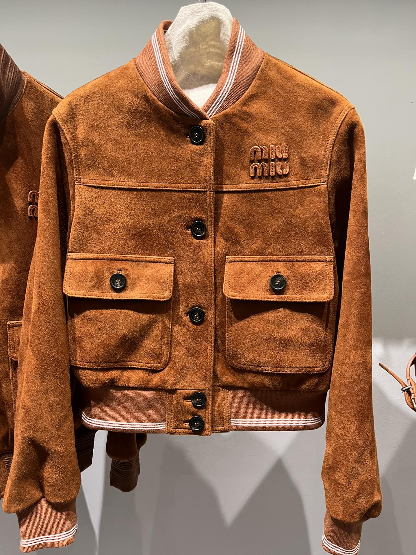 NO:785862,Short style, the letters are oiled with the same counter effect, horn buckle with logo, goat suede leather, super beautiful, Miu Miu-clothing,19860909短款,字母做了油边同专柜效果,牛角扣带logo,山羊反绒皮,超美,缪缪-服装,,Women's clothing
