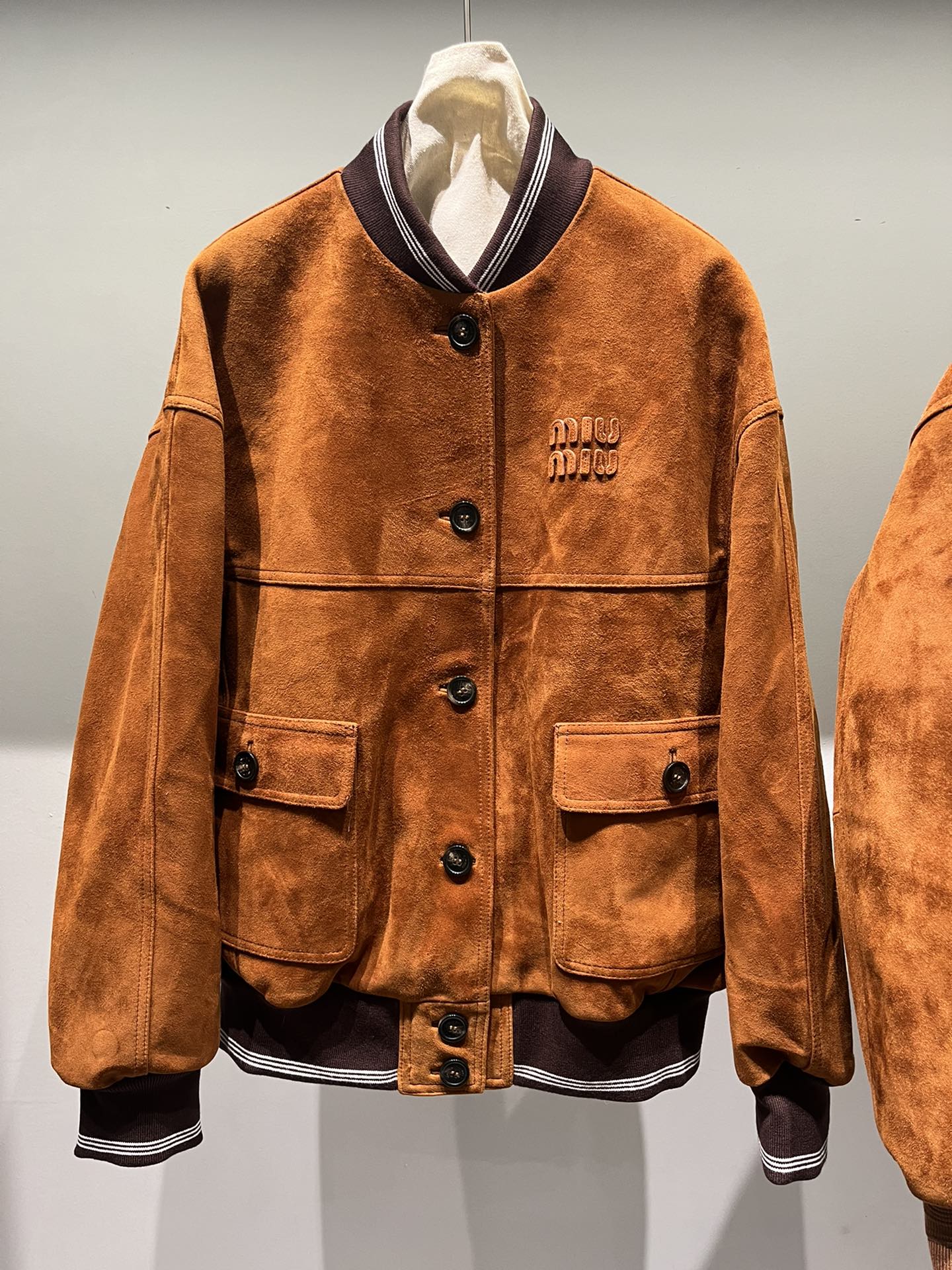 NO:785866,Wide version, customized threads and buttons, letters with oil edges, same counter effect, Miu Miu-clothing,19860909阔版,定制螺纹和纽扣,字母做了油边工艺,同专柜效果,缪缪-服装,,Women's clothing