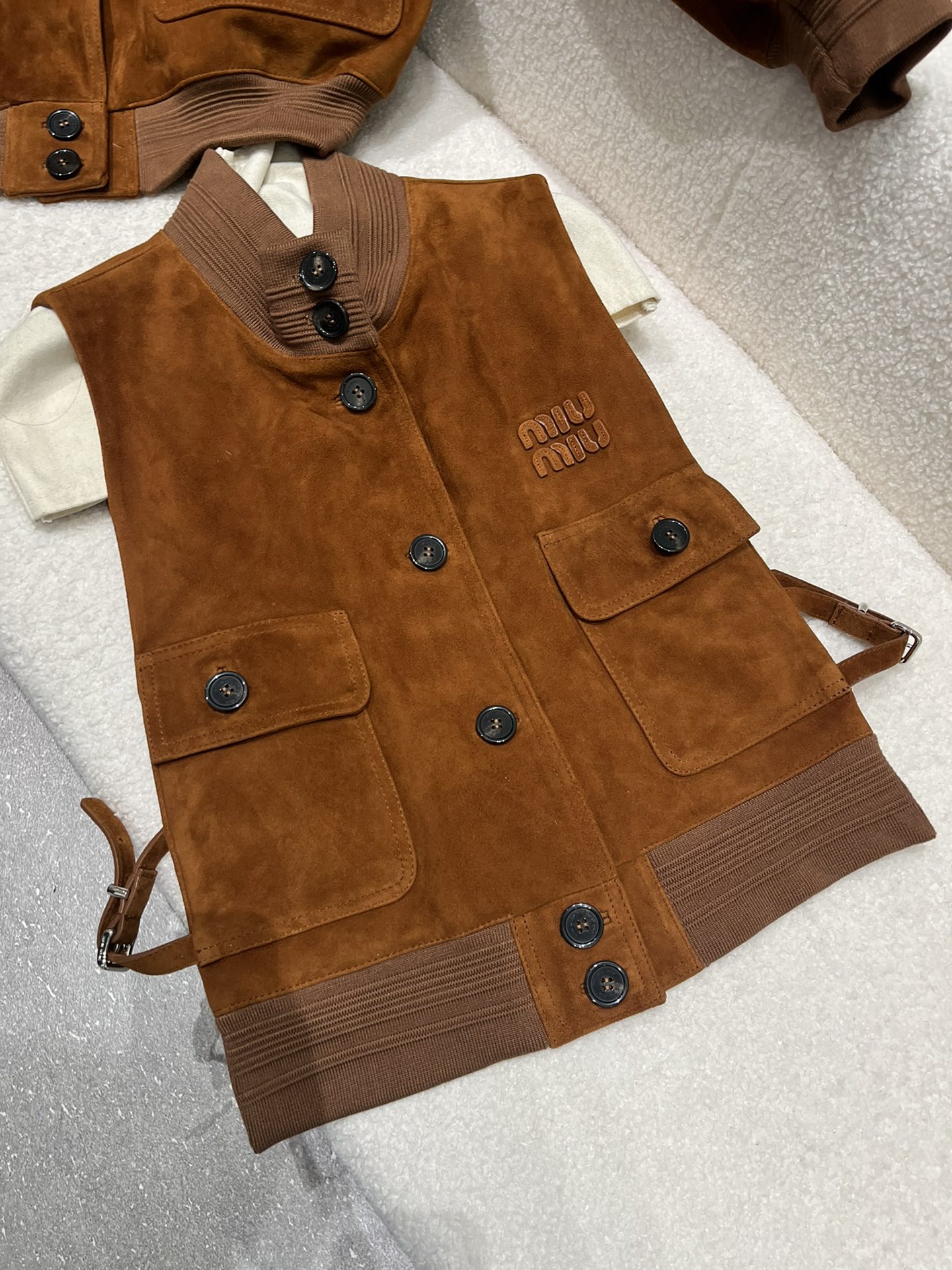 NO:785874,Vest, horn buckle with logo, hardware is also customized with logo, letters and loops have oil edges, same as counter effect, very delicate. Vest size is S- X L, Xxl needs to be customized, Miu Miu-clothing19860909马甲,牛角扣带logo,五金也是定做带logo,字母和袢做了油边,同专柜效果,非常精致 马甲尺寸S- X L码,Xxl需要定制,缪缪-服装,,Women's clothing