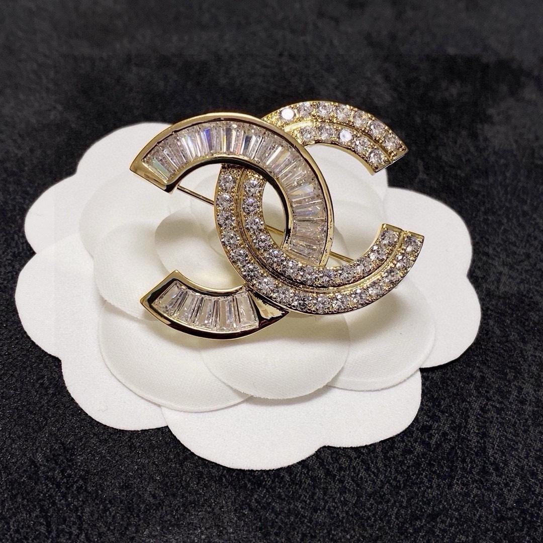 NO:664805,CHANEL Xiaoxiang's new counters are synchronized with the new Chanel brooch, which is the accessory that best understands women. Women who devote all their efforts to being themselves tend to cherish the meaning of the brooch more. Ms. Chanel pinned the brooch on her hat and told the fashionable ladies who imitated her [Broches are very practical. They can be pinned on the collar of a suit, on a pocket, on a hat, on a belt or on an evening dress. Boutique jewelry, chanel, chanel, business  suit, brooch, breastpin, hats19860909CHANEL小香 专柜新款同步上新香奈儿胸针,是最懂女人的饰物.那些倾注了全部心血去做自己的女人,往往更珍惜胸针的意义.香奈儿女士把胸针别在帽子上,并告诉那些模仿她的时髦女士们[胸针可是非常实用,它可以别在西装领上、口袋上、帽子上、腰带上或者是晚礼服上,饰品精品,chanel,chanel,business suit,brooch，breastpin,hats,Jewelry