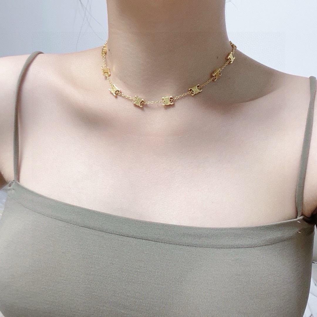 NO:664811,The popular Celine Arc de Triomphe necklace is matched with the Arc de Triomphe pattern, and the shiny chain with cutting technology is sparkling and color-preserving. The material is engraved with hollow patterns!  Super chic, simple and versatile, literary and artistic personality, bringing you a fashionable experience. Recommended for cracking the wall!  A very easy-to-match, very casual one. You can match it with anything. Fine jewelry, celine, celine, necklace.19860909爆款Celine赛琳凯旋门项链搭配凯旋门图案,切割工艺亮面链条闪闪发光保色材质雕刻镂空图案！超炸Chic感 ,简洁百搭、文艺个性,带给你时髦体验 墙裂推荐！超级好搭配的一款非常休闲的一款 随意搭配都可以,饰品精品,celine,celine,necklace,Jewelry