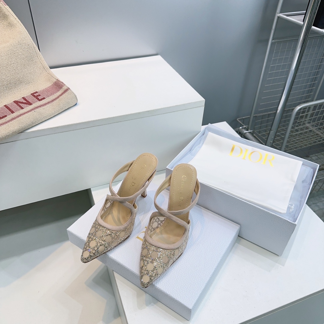 NO:721965,High quality!  Top quality purchasing agent level!  Dior Dior 2026 spring and summer catwalk new style bling...bling...silk mesh crystal diamond single shoes, sandals and wedding shoes series. Stars' same style rhinestone cannage pattern cat heel slippers. The top high-end version on the market. Exclusive sale!  Crystal hot diamonds for embellishment!  Cute and playful, age-reducing without losing the sense of high-end ~ the sense of sight of a wealthy daughter ~ elegant and ladylike style!  Super beautiful on the feet ~ full of elegance. A must-have item for exquisite little fairies. Original custom-made mesh upper/silk inlaid with Australian rhinestones. Water-dyed sheepskin foot lining. Heel height: 10cm. Size: 35-42 (40.41.42 is non-returnable). Comes with original packaging + original airplane box, high heels, dior, dior, sandals, high heels, slippers, sheepskin, real silk.19860909高品质！顶级品质代购级别！Dior 迪奥 2026春夏走秀新款bling...bling...真丝网纱水晶钻单鞋凉鞋婚鞋系列 明星同款水钻藤格纹图案猫跟拖鞋 市面顶级高端版本 独家发售！水晶烫钻饰以点缀！ 可爱俏皮减龄又不失高级感～富家千金即视感～高雅大气名媛风！ 上脚超美～尽显优雅气质 精致小仙女必入单品 鞋面原版定制网面/真丝镶烫澳洲水钻 水染羊皮垫脚内里 跟高:10cm 码数:35-42(40.41.42定不退换) 配原版包装+原版飞机盒,高跟鞋,dior,dior,sandals,high heels,slippers,sheepskin,real silk,Women's Shoes