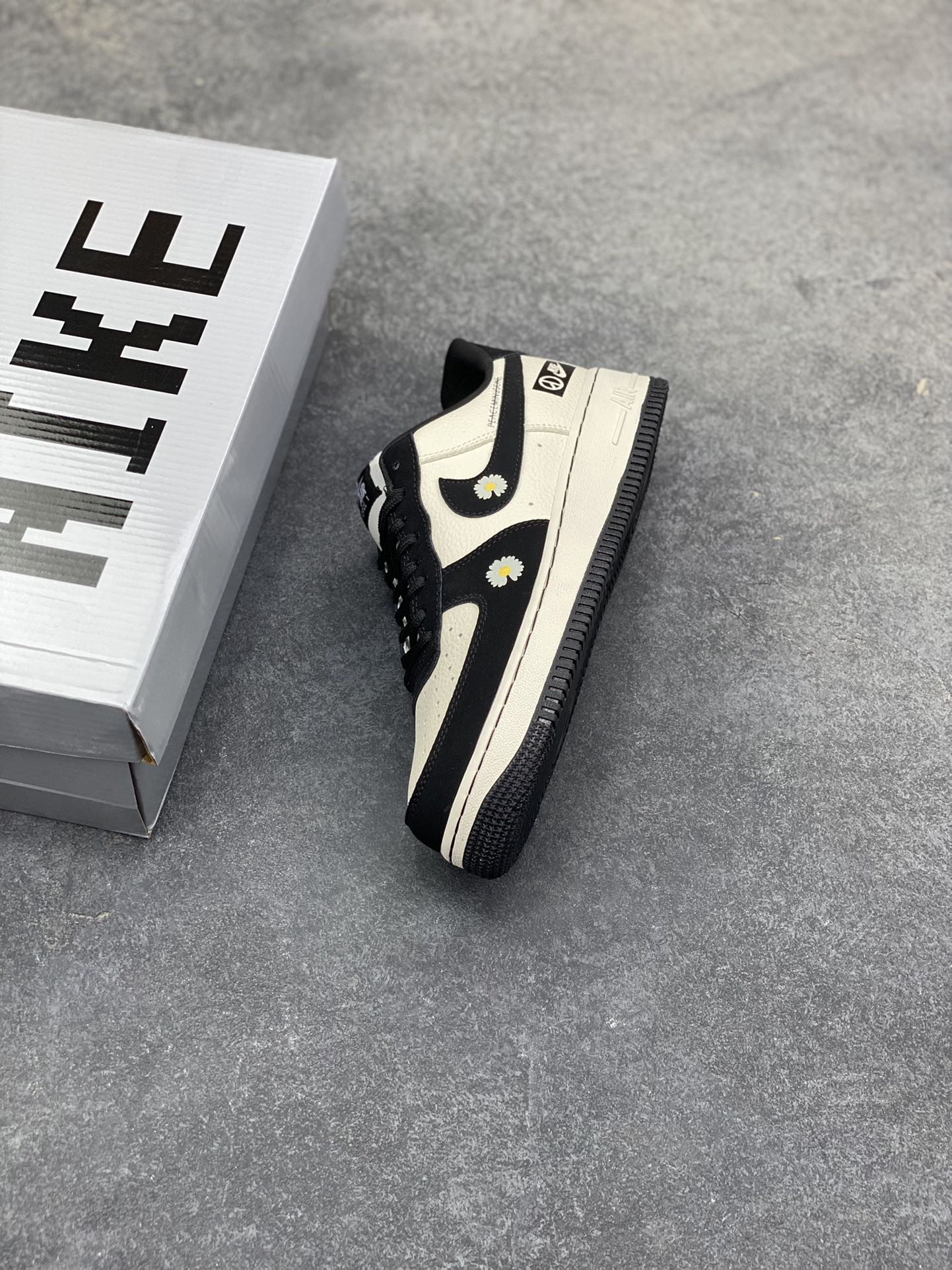 图片[7]-Nike Air Force 1 ‘07 Low “权志龙联名——雏菊米黑勾”空军一号 低帮 运动鞋 休闲鞋 折边针车 工艺难度大 原楦头原纸板 原装鞋盒 定制五金配件 内置全掌气垫 原厂鞋底 货号：LD1999-002 尺码：36 36.5 37.5 38 38.5 39 40 40.5 41 42 42.5 43 44 44.5 45-选品中心