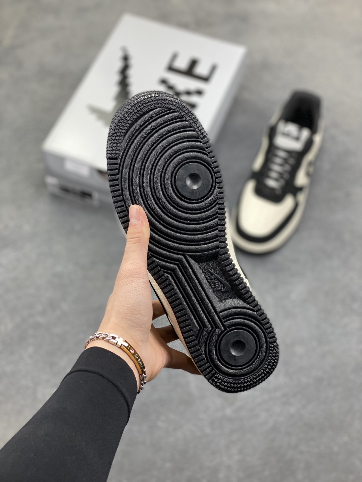 图片[5]-Nike Air Force 1 ‘07 Low “权志龙联名——雏菊米黑勾”空军一号 低帮 运动鞋 休闲鞋 折边针车 工艺难度大 原楦头原纸板 原装鞋盒 定制五金配件 内置全掌气垫 原厂鞋底 货号：LD1999-002 尺码：36 36.5 37.5 38 38.5 39 40 40.5 41 42 42.5 43 44 44.5 45-选品中心