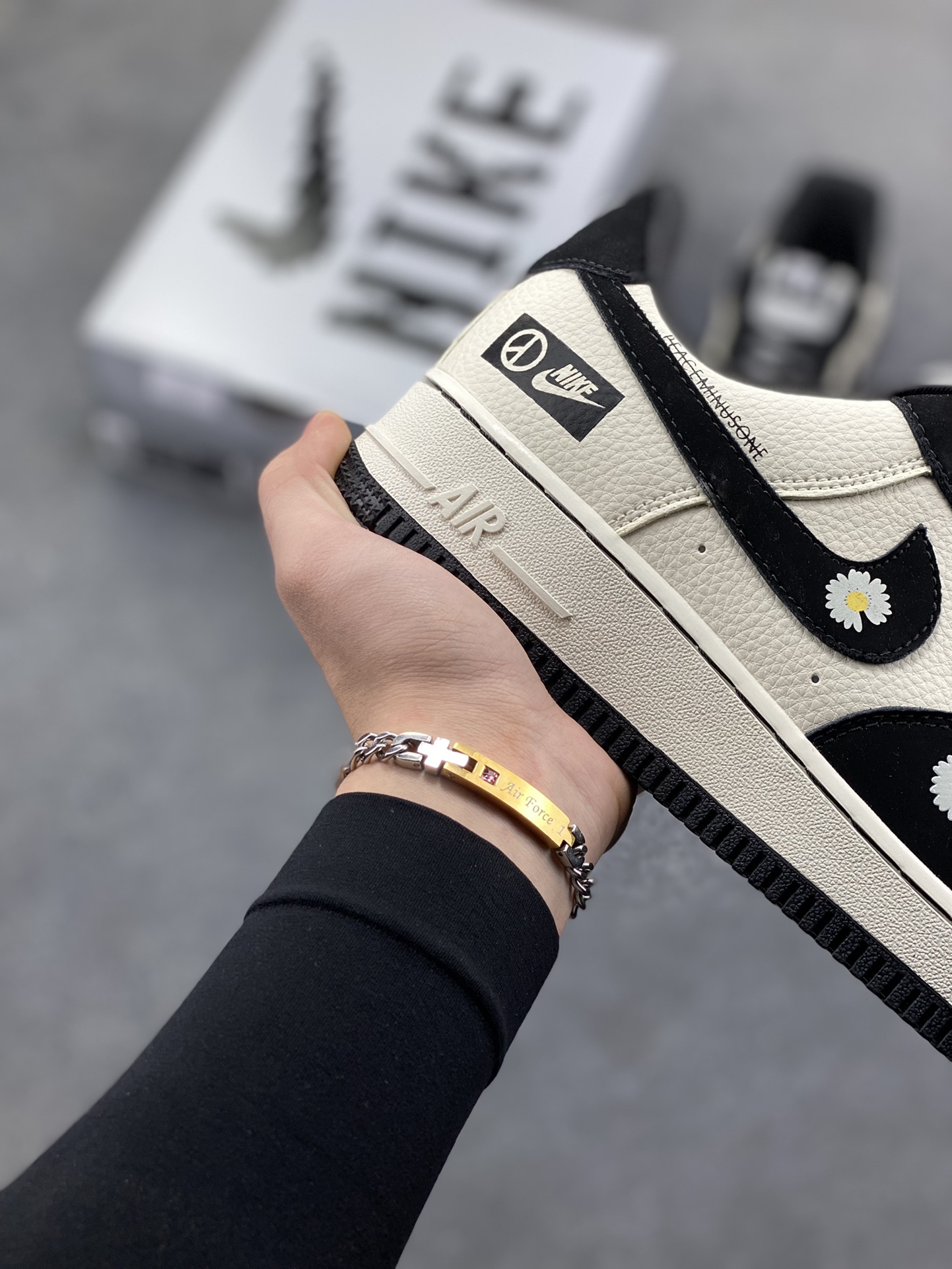 图片[6]-Nike Air Force 1 ‘07 Low “权志龙联名——雏菊米黑勾”空军一号 低帮 运动鞋 休闲鞋 折边针车 工艺难度大 原楦头原纸板 原装鞋盒 定制五金配件 内置全掌气垫 原厂鞋底 货号：LD1999-002 尺码：36 36.5 37.5 38 38.5 39 40 40.5 41 42 42.5 43 44 44.5 45-选品中心