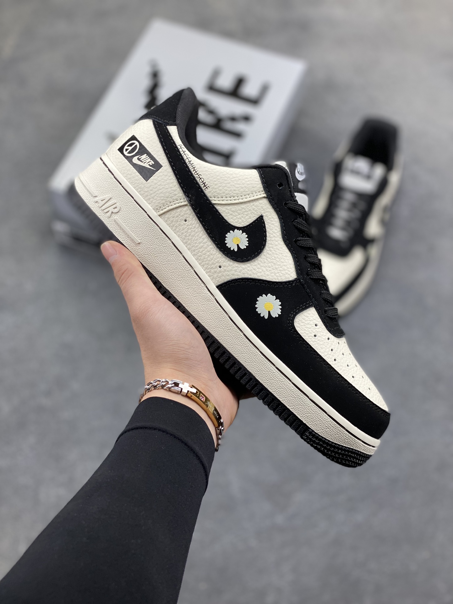 Nike Air Force 1 ‘07 Low “权志龙联名——雏菊米黑勾”空军一号 低帮 运动鞋 休闲鞋 折边针车 工艺难度大 原楦头原纸板 原装鞋盒 定制五金配件 内置全掌气垫 原厂鞋底 货号：LD1999-002 尺码：36 36.5 37.5 38 38.5 39 40 40.5 41 42 42.5 43 44 44.5 45-选品中心