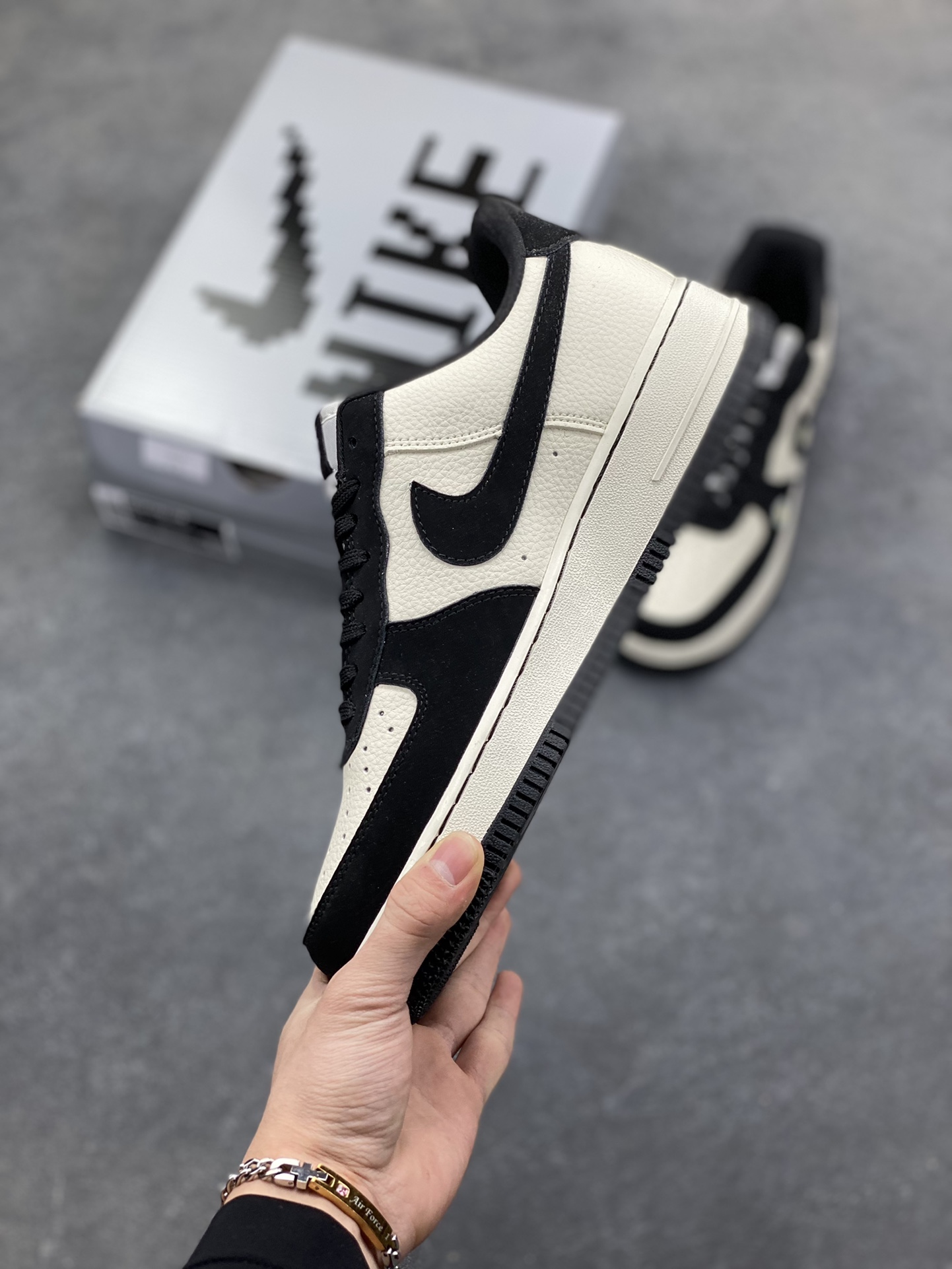 图片[3]-Nike Air Force 1 ‘07 Low “权志龙联名——雏菊米黑勾”空军一号 低帮 运动鞋 休闲鞋 折边针车 工艺难度大 原楦头原纸板 原装鞋盒 定制五金配件 内置全掌气垫 原厂鞋底 货号：LD1999-002 尺码：36 36.5 37.5 38 38.5 39 40 40.5 41 42 42.5 43 44 44.5 45-选品中心