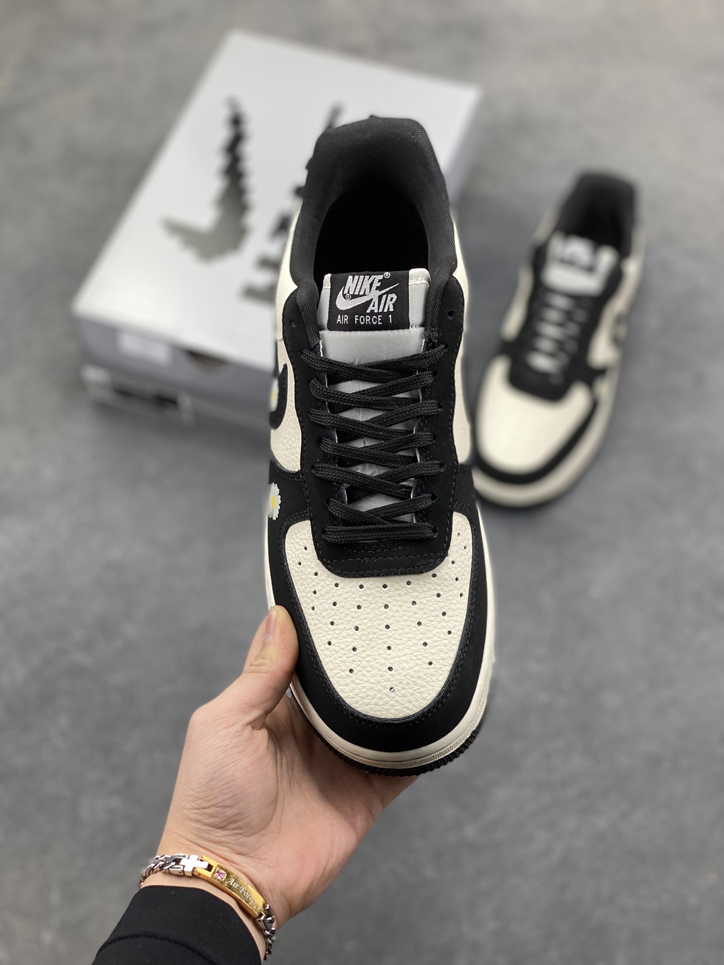 图片[2]-Nike Air Force 1 ‘07 Low “权志龙联名——雏菊米黑勾”空军一号 低帮 运动鞋 休闲鞋 折边针车 工艺难度大 原楦头原纸板 原装鞋盒 定制五金配件 内置全掌气垫 原厂鞋底 货号：LD1999-002 尺码：36 36.5 37.5 38 38.5 39 40 40.5 41 42 42.5 43 44 44.5 45-选品中心