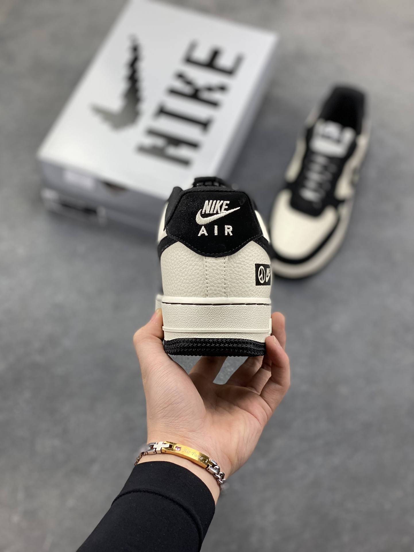 图片[4]-Nike Air Force 1 ‘07 Low “权志龙联名——雏菊米黑勾”空军一号 低帮 运动鞋 休闲鞋 折边针车 工艺难度大 原楦头原纸板 原装鞋盒 定制五金配件 内置全掌气垫 原厂鞋底 货号：LD1999-002 尺码：36 36.5 37.5 38 38.5 39 40 40.5 41 42 42.5 43 44 44.5 45-选品中心