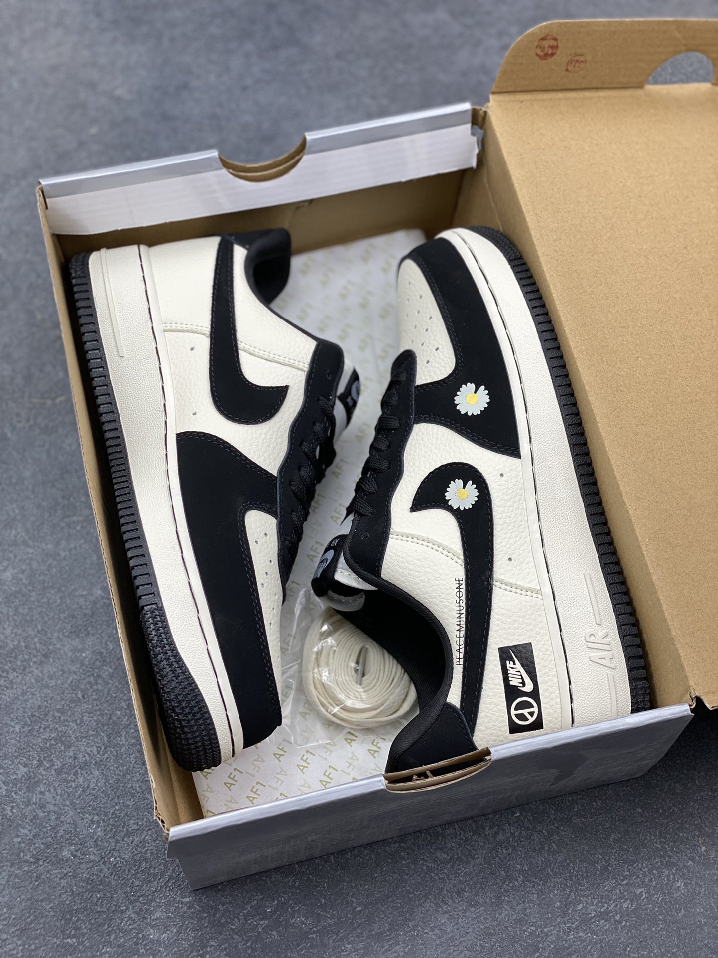 图片[9]-Nike Air Force 1 ‘07 Low “权志龙联名——雏菊米黑勾”空军一号 低帮 运动鞋 休闲鞋 折边针车 工艺难度大 原楦头原纸板 原装鞋盒 定制五金配件 内置全掌气垫 原厂鞋底 货号：LD1999-002 尺码：36 36.5 37.5 38 38.5 39 40 40.5 41 42 42.5 43 44 44.5 45-选品中心